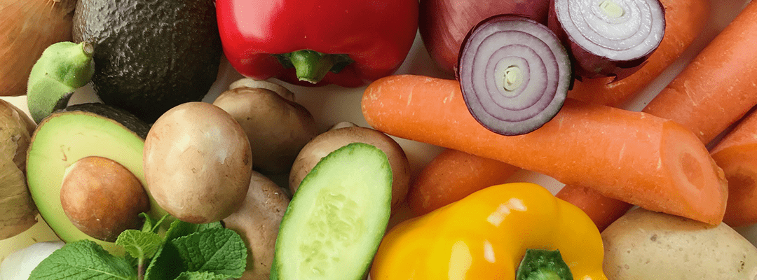 野菜を選ぶ消費者たちと生産者の取り組み